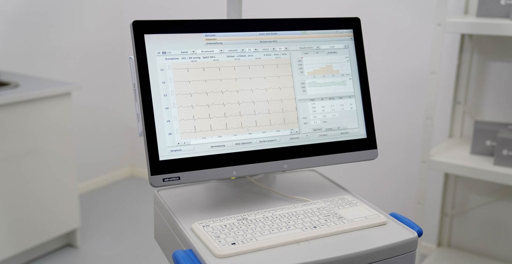 Bildschirm in Praxisumgebung, geöffnet ist Software custo diagnostic ergo von custo med mit den Ergebnissen eines Belastungs-EKGs