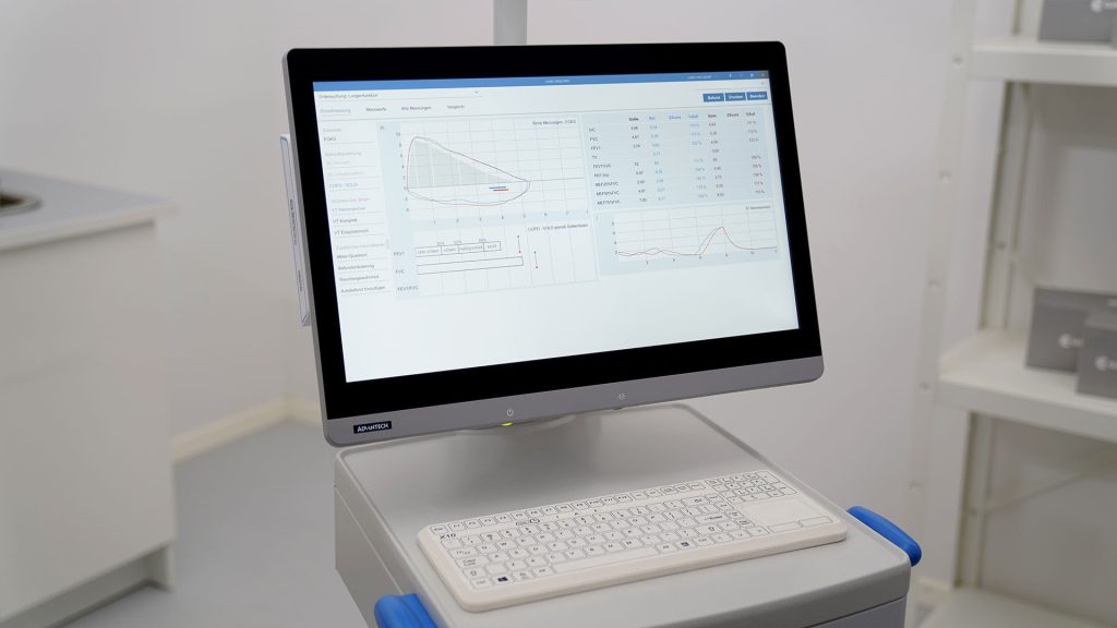 Bildschirm in Praxisumgebung, geöffnet ist Software custo diagnostic vit von custo med mit den Ergebnissen einer spirometrischen Untersuchung