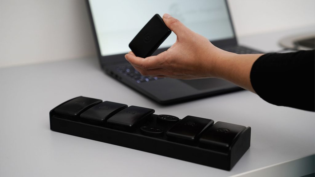 Praxisumgebung, Hand hält custo guard 3 in Hand, darunter steht die custo base 6