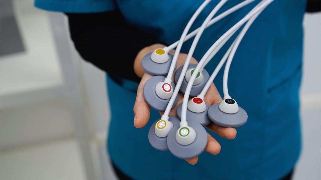 Hand hält Elektroden von custo cardio 400
