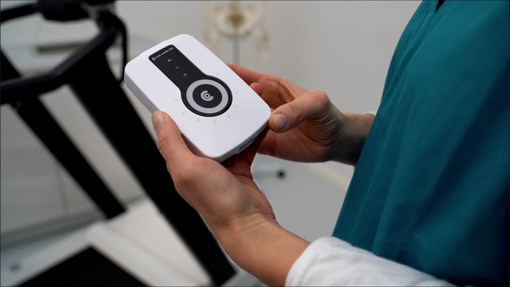 custo cardio 300, die von behandelnder Person in Praxisumgebung in der Hand gehalten wird