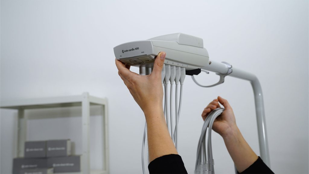 custo cardio 400 accu an Gerätearm, welcher von Hand verstellt wird