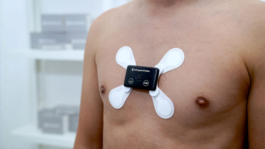 custo guard holter mit custo wing Einmalelektroden, angebracht an Oberkörper