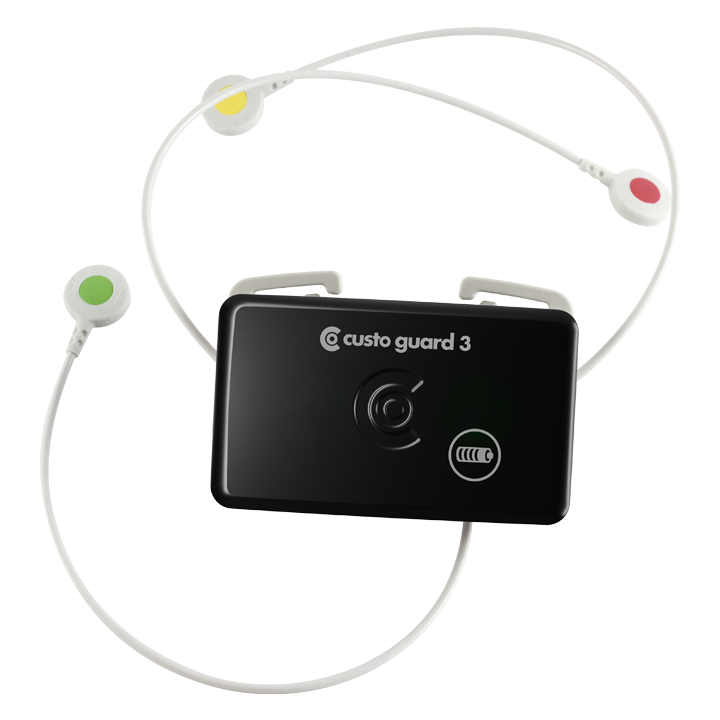 custo guard 3 in der Frontansicht mit EKG Kabel guard 3. Die Abbildung zeigt die richtige Anlageart des EKG-Kabel guard 3s. Die Elektroden sind farbcodiert in gelb, grün und schwarz