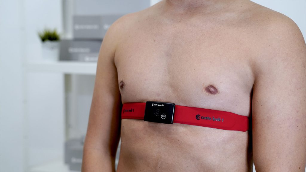 custo guard 1 mit gusto belt 1 an Oberkörper in Praxisumgebung