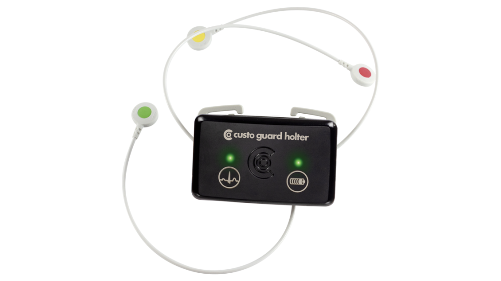 custo guard holter mit EKG-Kabel guard 3 auf transparentem Hintergrund. Das Bild zeigt die richtige Anlage der Elektroden.