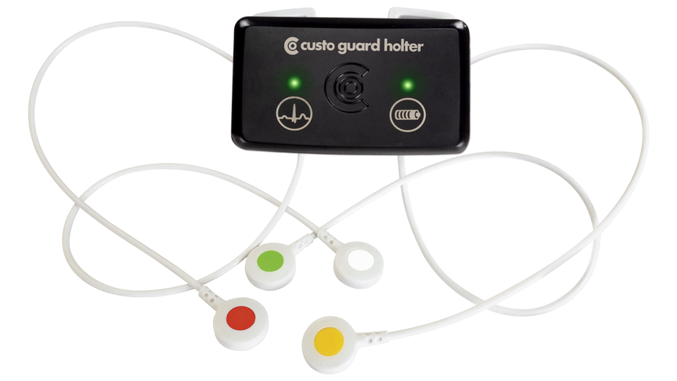 custo guard holter mit EKG-Kabel guard 4 auf transparentem Hintergrund. Das Bild zeigt die richtige Anlage der Elektroden.