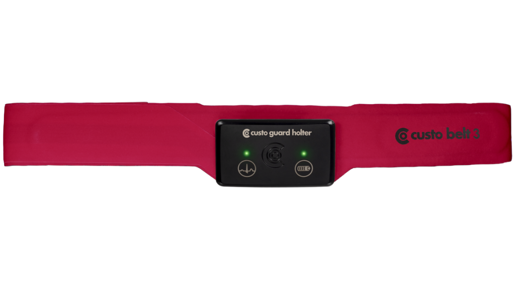 custo guard holter, angebracht am roten Brustgurt custo belt 3 auf transparentem Hintergrund. Das Bild zeigt die richtige Anlage der Elektroden.