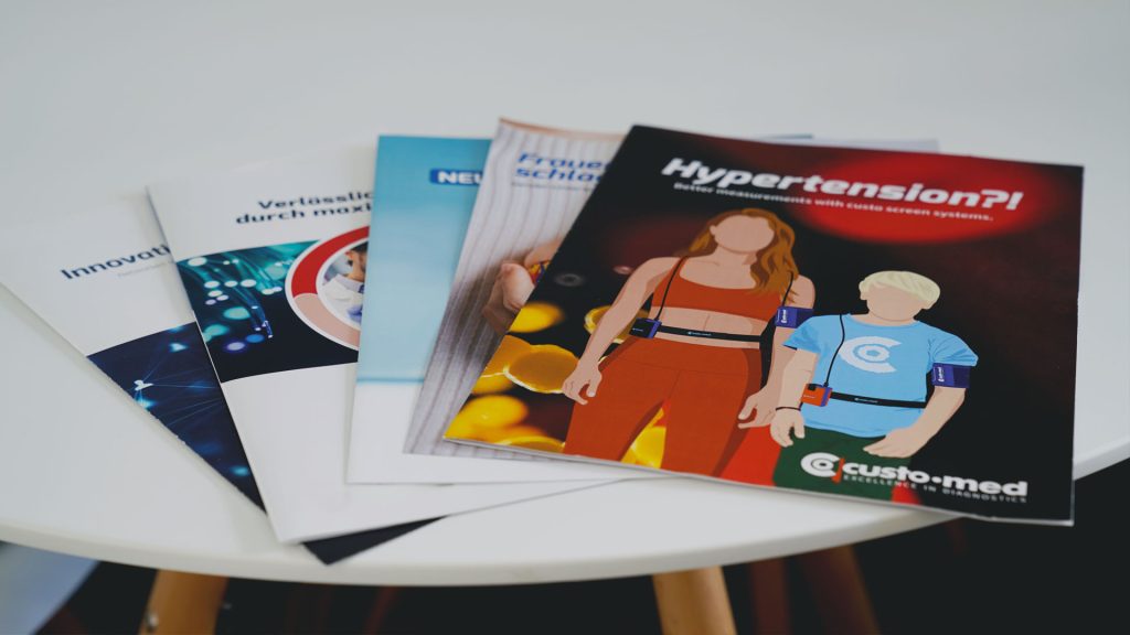 Opuscoli: materiale promozionale a colori da tavolo, dedicato al tema dell’ipertensione e con il logo custo med