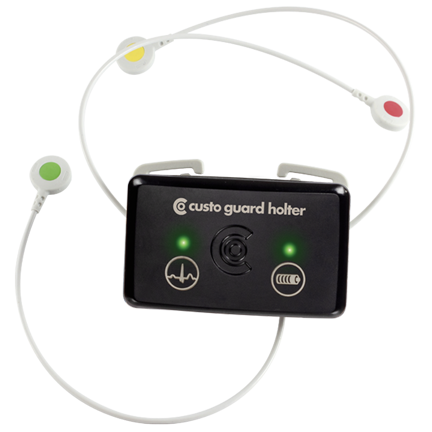 custo guard holter an welchen EKG Kabel guard 3 angebracht wurde. 3 Kabel mit Farbcodierung in gelb, rot und grün sind um den custo guard holter herum positioniert