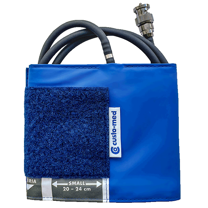 Blaue Manschette für die Blutdruckmessung mit Aufschrift "small" und der entsprechenden Maße 20-24 cm