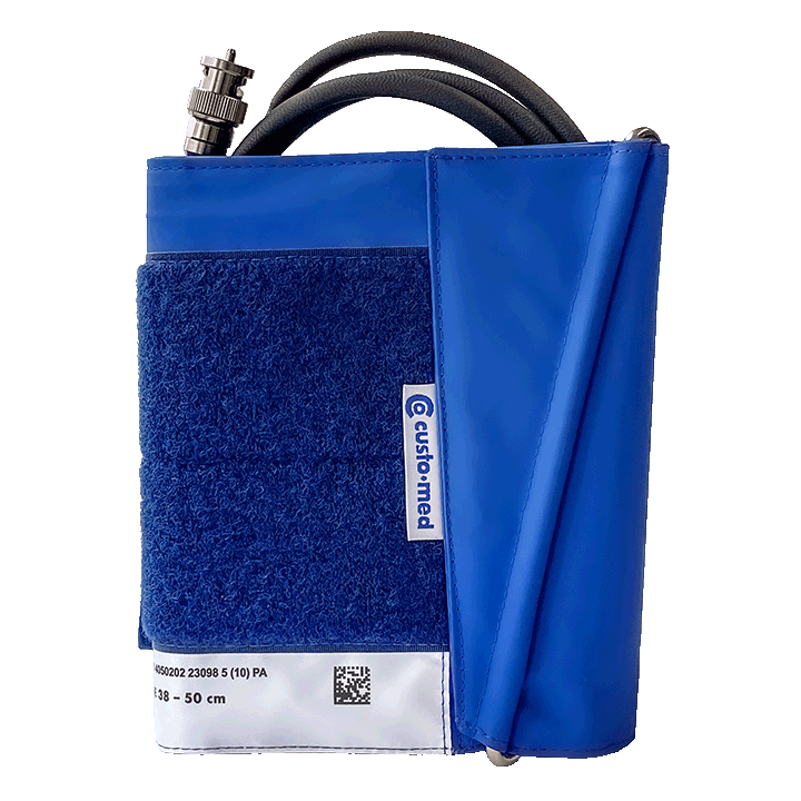 Blaue Manschette für die Blutdruckmessung mit Aufschrift "xx-large" und der entsprechenden Maße 38-50 cm