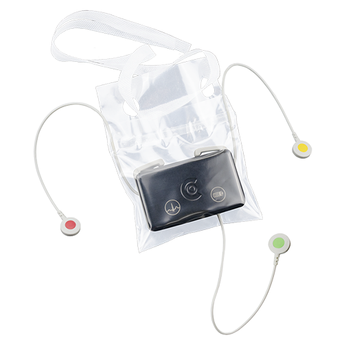 custo guard holter in einer durchsichtigen custo clean CA3-Hygienetasche. An das Gerät sind Elektrodenkabel angebracht. Die drei Kabel sind durch kleine Löcher in der Tasche nach außen geführt.
