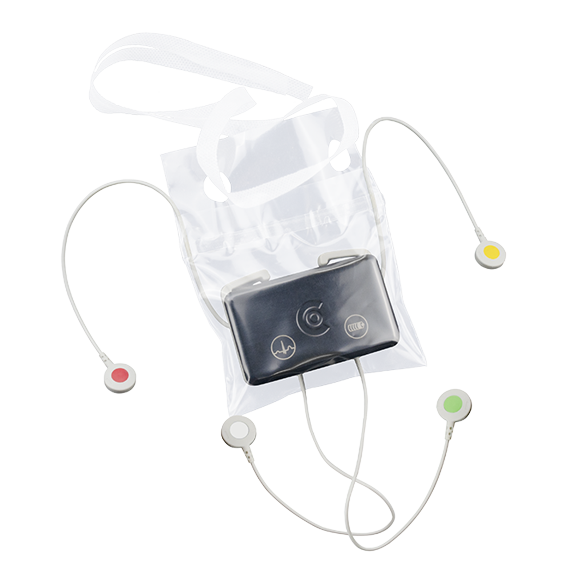 custo guard holter in einer durchsichtigen custo clean CA4-Hygienetasche. An das Gerät sind Elektrodenkabel angebracht. Die vier Kabel sind durch kleine Löcher in der Tasche nach außen geführt.