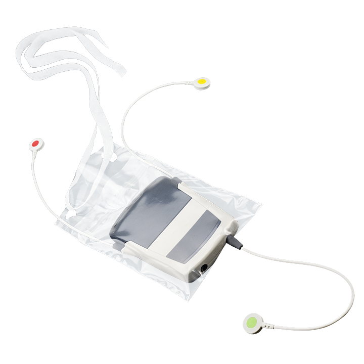 custo flash in einer durchsichtigen custo clean FL-Hygienetasche. An das Gerät sind Elektrodenkabel angebracht. Die drei Kabel sind durch kleine Löcher in der Tasche nach außen geführt.