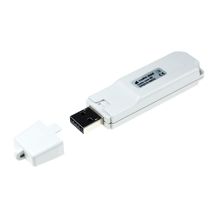 custo com RF mit USB-Anschluss. Ähnelt einem USB-Stick. Die Kappe ist abgezogen, der Anschluss ist sichtbar