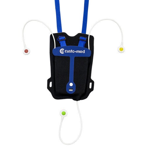 schwarze rechteckige Tasche mit blauen Akzenten und custo med Logo. In die Tasche wurde ein custo flash Rekorder von oben eingeführt. An den Seiten der Tasche befinden kleine Aussparungen, durch welche drei EKG-Kabel geführt wurden.