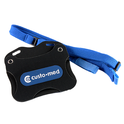 Kleine rechteckige schwarze Tasche in welche ein custo guard von oben hereingelegt werden kann. an den Seiten sind aussprarungen, durch welche die EKG-Kabel geführt werden können. daneben liegt ein blauer Nackengurt