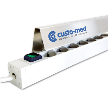custo protector: Steckdosenleiste mit metallischem Dach über den Anschlüssen.