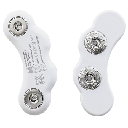 Produktfoto custo wing adaptor: Zwei weiße, flügelförmige Adapter mit Druckknopfverbindungen, an welche auf einer Seite die wing-Elektroden befestigt werden auch der anderen die Adaptoren am custo guard holter. Die beiden Teile wurden so positioniert, dass jeweils die andere Seite oben liegt, sodass man weiß wie die Teile auf der Vorder- und Rückseite aussehen